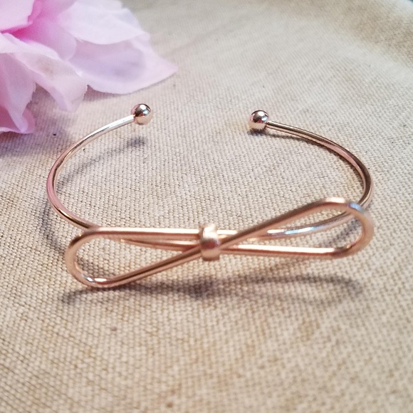 Jewelry - NWT Bow Bracelet with Gold Finish